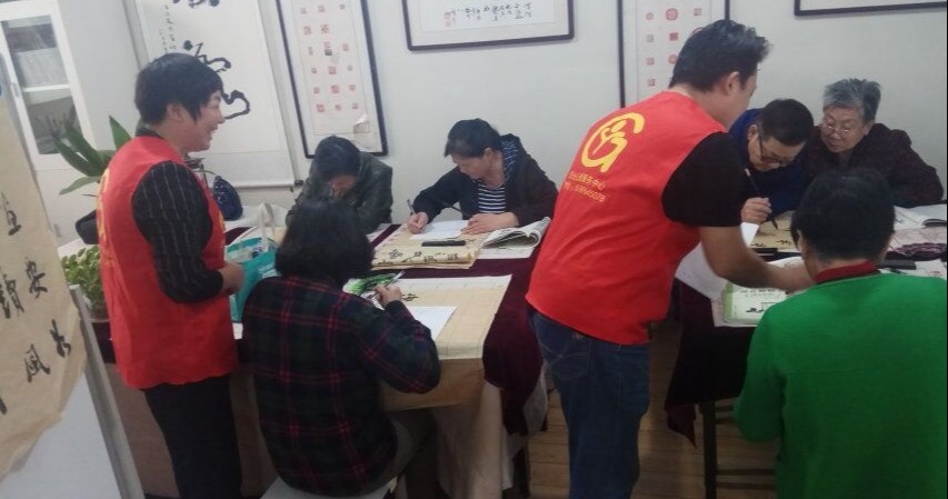阳光心理妇女微家在清江浦区利苑路6号上海路社区开展“书写人生”——女子书法班小组